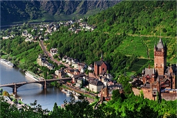 Reichsburg Castle overlooking the Mosel river and the charming village of Cochem