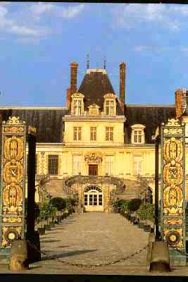 Photo of the exterior of chateau de Fontainebleau