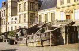Photo of the horseshoe staircase of the chateau de Fontainebleau