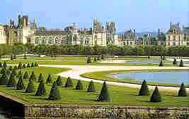 Photo of the gardens and the chateau de Fontainebleau